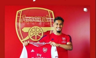已成后防大腿！萨利巴社媒晒加盟阿森纳时亮相照：6年前……️