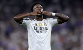 维尼修斯双响+造红牌！姆巴佩破门伤退，皇马3-1黄潜重返西甲第一