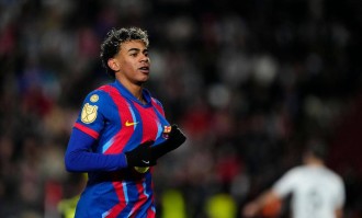 西甲领跑者巴萨凭借亚马尔破门2-1击败阿尔瓦塞特，率先晋级国王杯四强