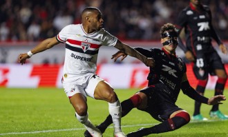 英超新赛季揭幕战：全场默哀致敬迪奥戈·若塔与安德烈·席尔瓦