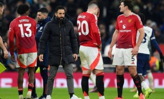 2-0爆冷搅局！曼联18负耻辱收官，切尔西1亿锋霸未现身却凭1球锁欧冠？