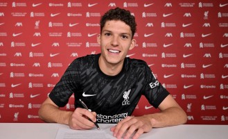 官方：利物浦宣布匈牙利小门神加盟 凑齐佩奇乔治一家